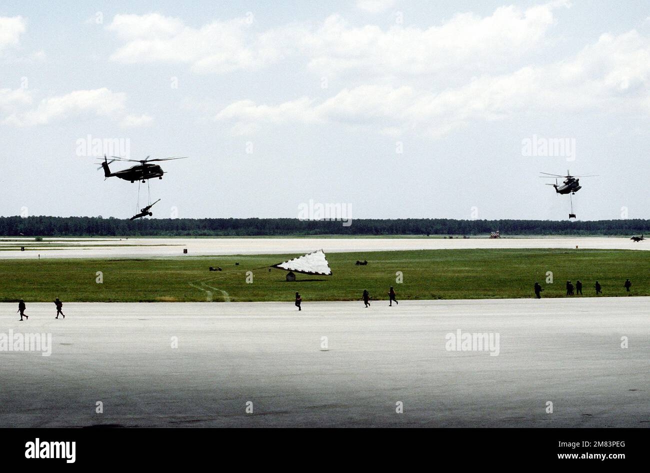 Ein Seehengst CH-53 rechts und ein Helikopter CH-53E Super Hallion demonstrieren ihre Fähigkeit, Artillerie während einer Flugshow zu tragen. Basis: MCAS, Cherry Point Staat: North Carolina (NC) Land: Vereinigte Staaten von Amerika (USA) Stockfoto