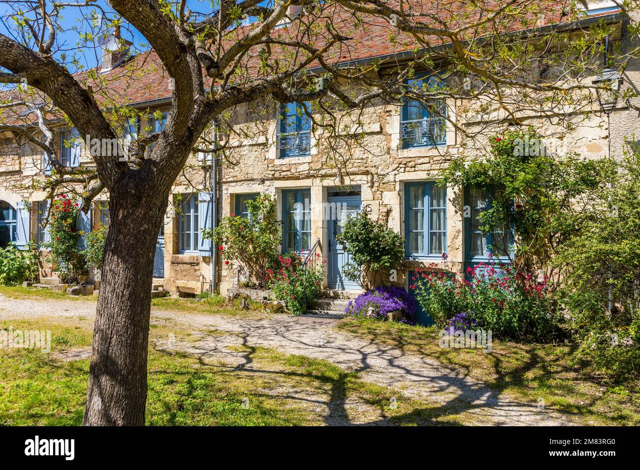 FLOWERY HOUSE, FLAVIGNY SUR OZERAIN, (21) COTE-D'OR, BURGUND, FRANKREICH Stockfoto