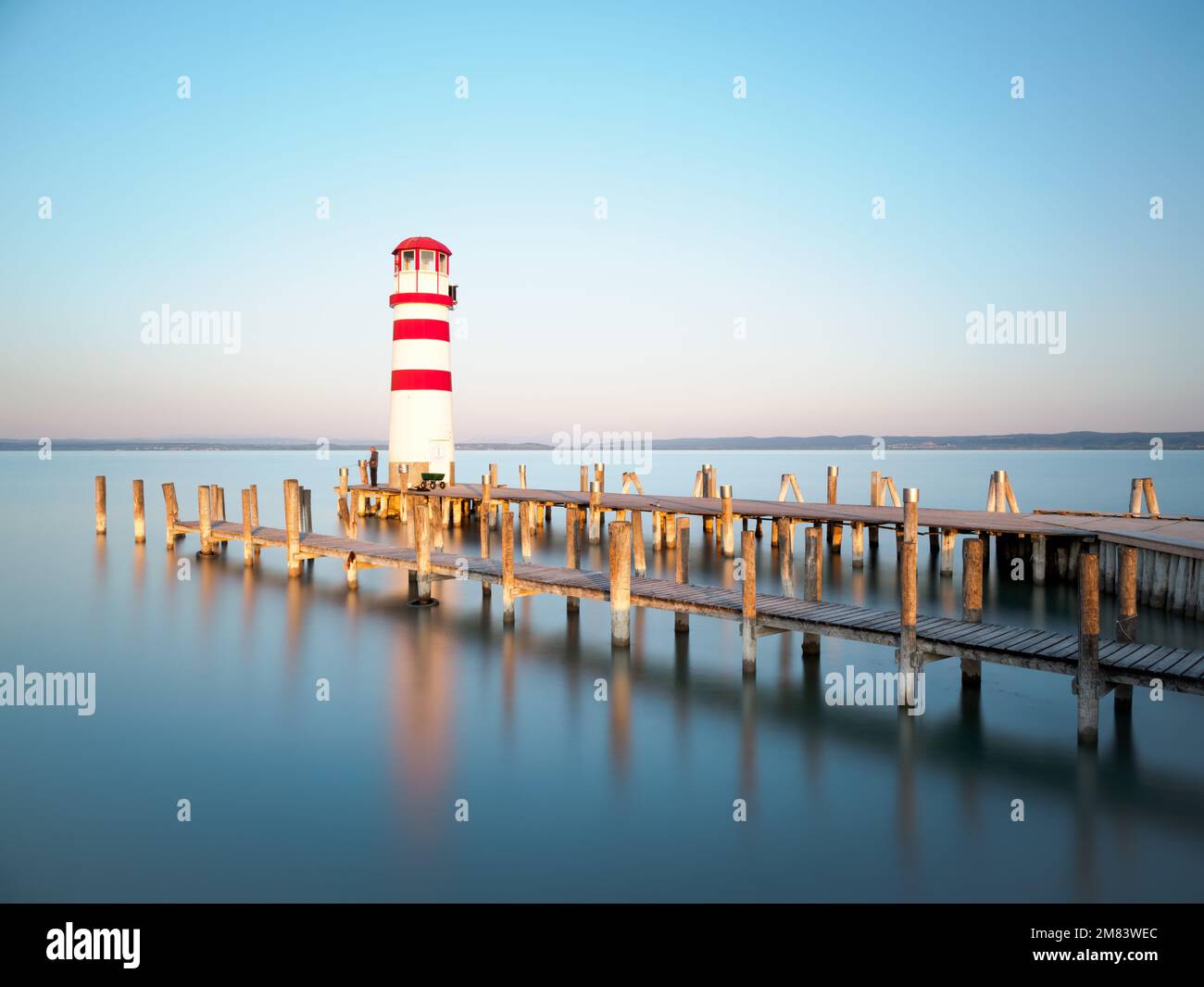 Ein malerischer Blick auf den Leuchtturm von Podersdorf am blauen Sonnenuntergang im Hintergrund in Neusiedl am See, Österreich Stockfoto