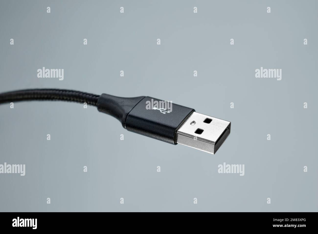 Nahaufnahme des USB-Kabelanschlusses auf grauem Hintergrund Stockfoto