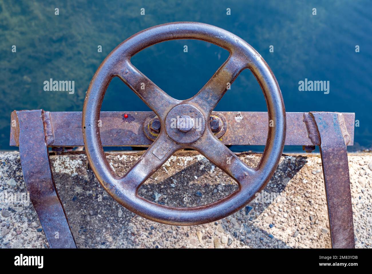 Details des Metallrads, das das Tor zum Lakin Dam am am McCloud River, Kalifornien, USA, steuert Stockfoto