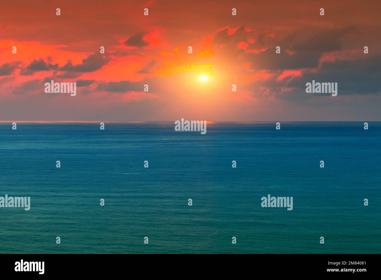 Seascape am frühen Morgen. Sonnenaufgang über dem Meer Stockfoto