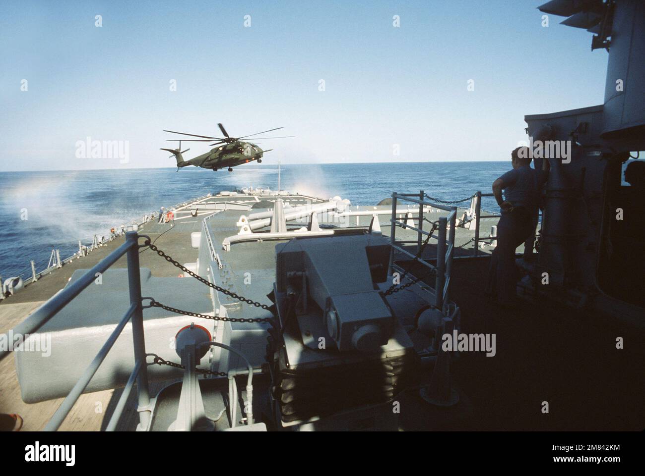 Ein CH-53E Super-Hallion-Hubschrauber bereitet sich auf die Landung auf dem Hubschrauberlandeplatz während des Flugbetriebs an Bord des Schlachtschiff USS IOWA (BB 61) vor. Land: Atlantik (AOC) Stockfoto
