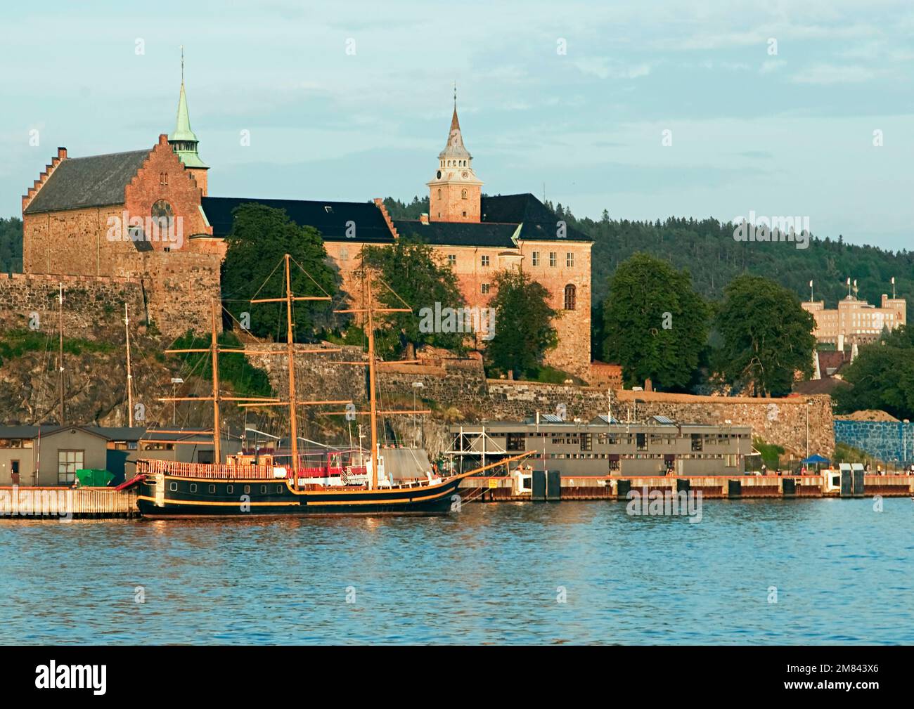 Panoramablick auf die mittelalterliche Festung Akershus - Akershus Festning - historische königliche Residenz am Ufer von Oslofjorden Stockfoto