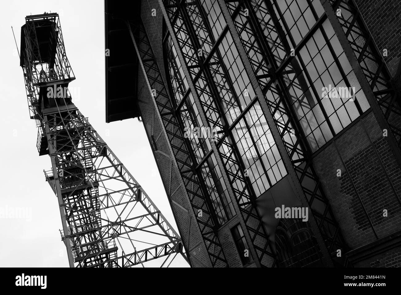 Turm von Zeche Zollern in Schwarz und Weiß. Es handelt sich um einen stillgelegten Steinkohlebergwerk-Komplex im Nordwesten der Stadt Dortmund in Deutschland. Stockfoto