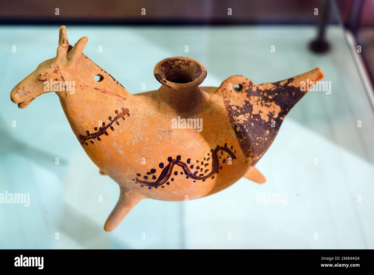 Askos in Form eines Maultiers, geschmückt mit rot gepunkteten Reben. Erste Hälfte des 5. Jahrhunderts v. Chr. - Archäologisches Museum 'Pietro Griffo' von Agrigento - Sizilien, Italien Stockfoto