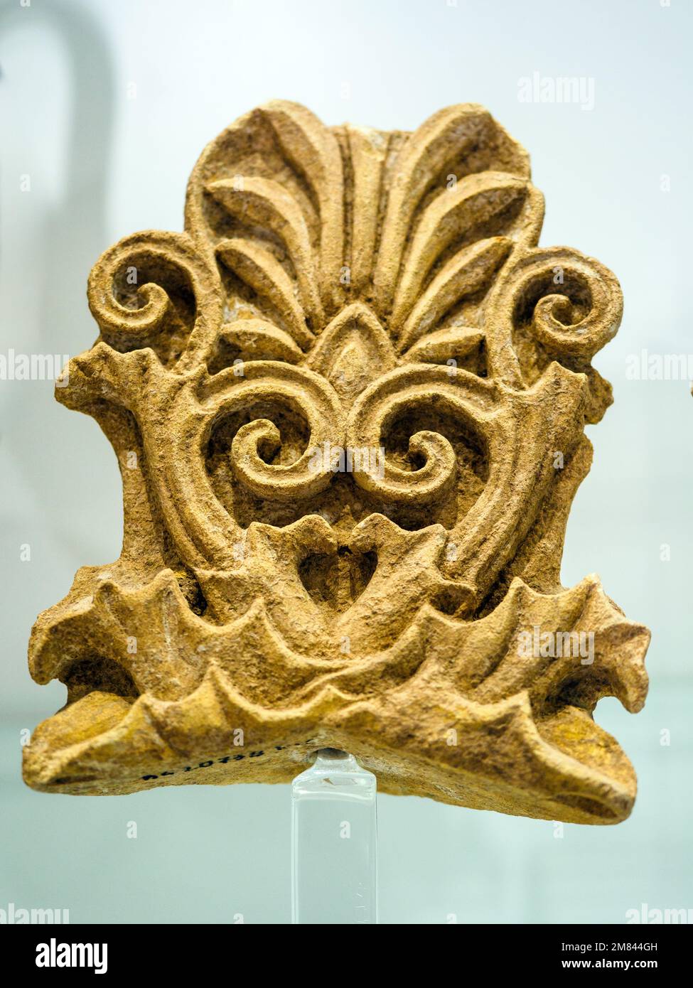 Akroteriale Palmetten in weichem Stein, die den Deckel eines Sarkophages dekorierten - Archäologisches Museum 'Pietro Griffo' von Agrigento - Sizilien, Italien Stockfoto