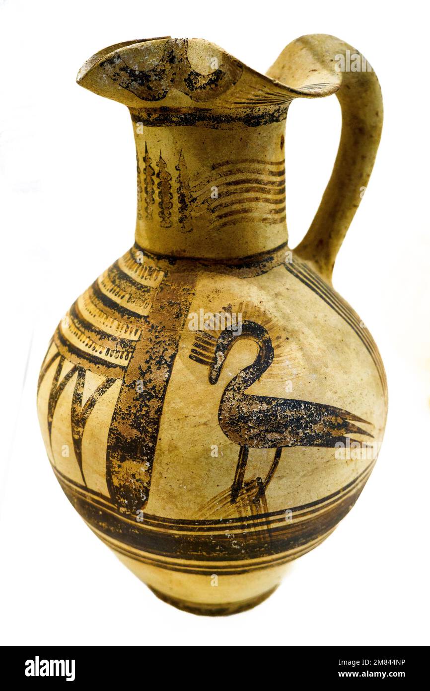 Indigene Oinochoe tribolata mit geometrischer Dekoration in Braun; auf beiden Seiten ein Kammvogel innerhalb eines metopalen Rahmens Ende des 6. Jahrhunderts v. Chr. - Archäologisches Museum 'Pietro Griffo' von Agrigento - Sizilien, Italien Stockfoto