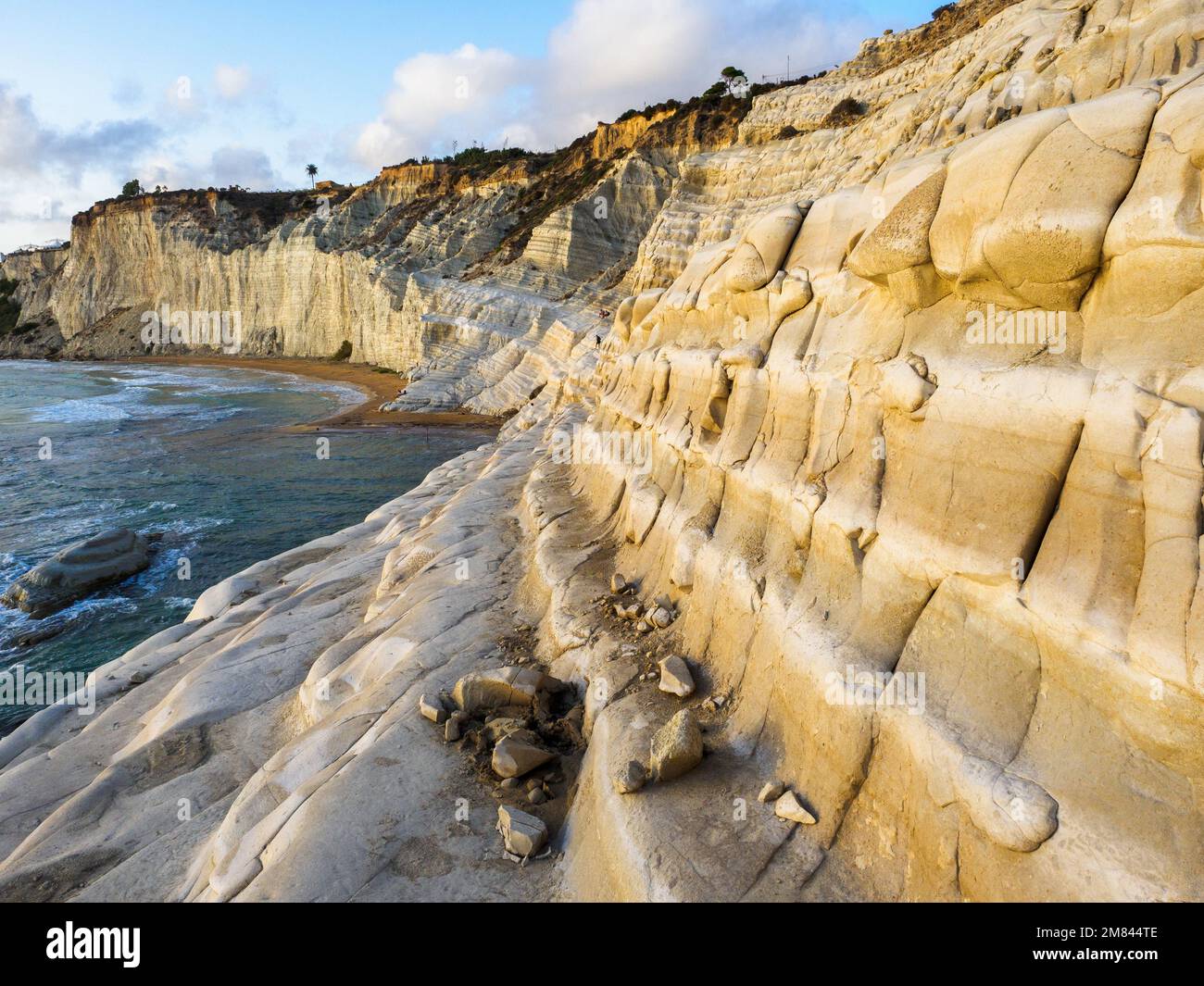 Die Scala dei Turchi (Treppe der Türken) ist eine felsige Klippe an der Küste von Realmonte geformt durch Mergel, ein Sedimentgestein mit charakteristischer weißer Farbe, geformt aus den Tests von planktonischem Foraminifera. Agrigento, Sizilien, Italien Stockfoto