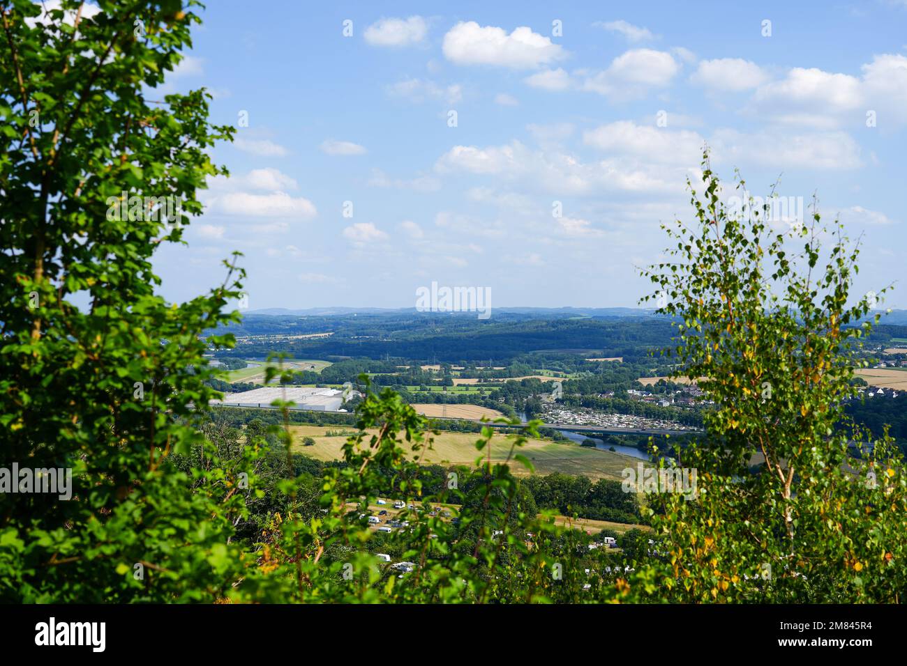 Blick auf das Ruhrgebiet von den steilen Hängen des Ruhrgebiets Hohensyburg und Hagen. Landschaft im Ruhrgebiet. Stockfoto