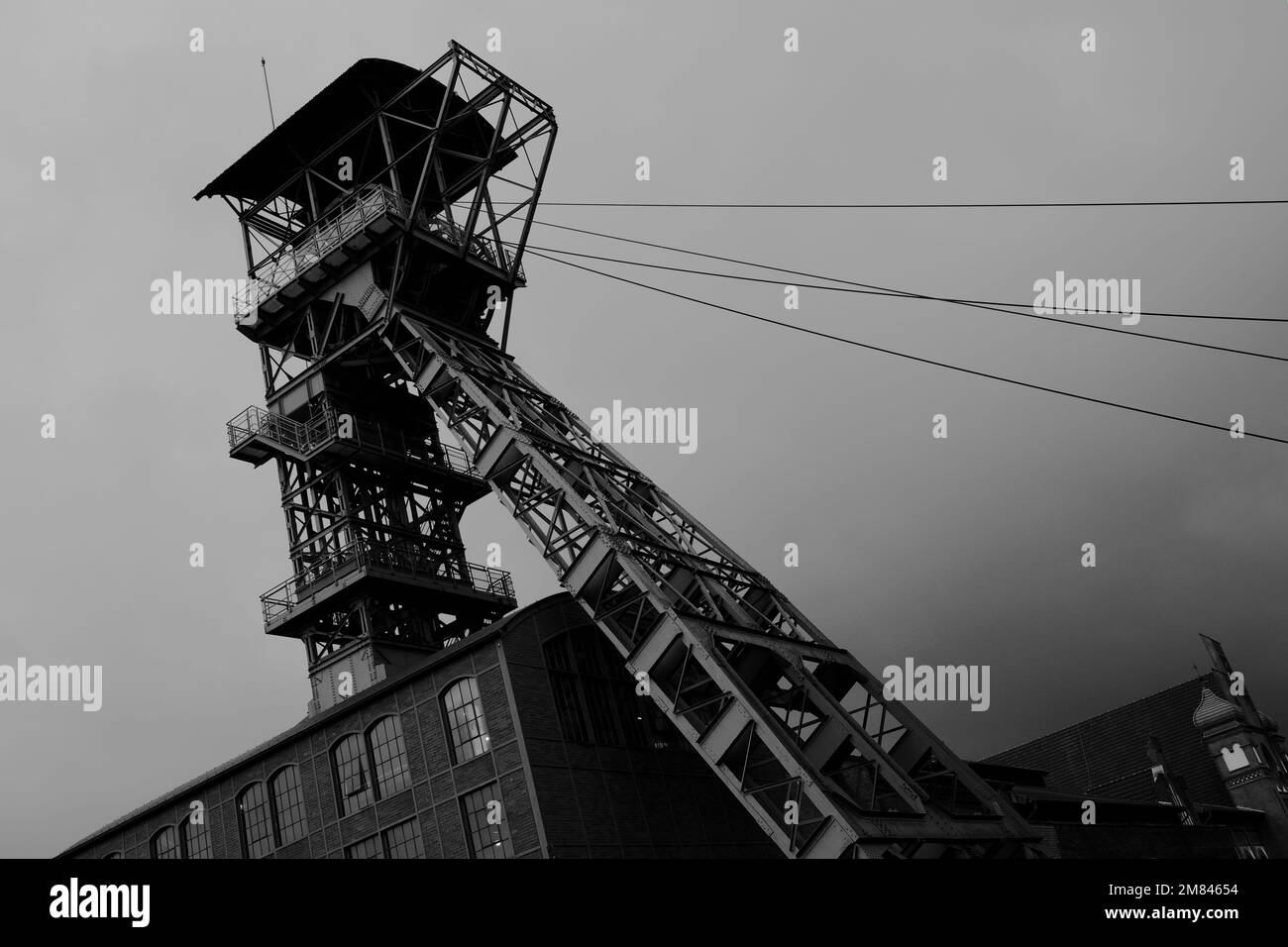 Turm von Zeche Zollern in Schwarz und Weiß. Es handelt sich um einen stillgelegten Steinkohlebergwerk-Komplex im Nordwesten der Stadt Dortmund in Deutschland. Stockfoto