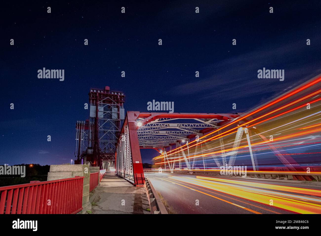 Late Night Multicored Light Trails über die Tees Newport Bridge in Middlesbrough Stockfoto