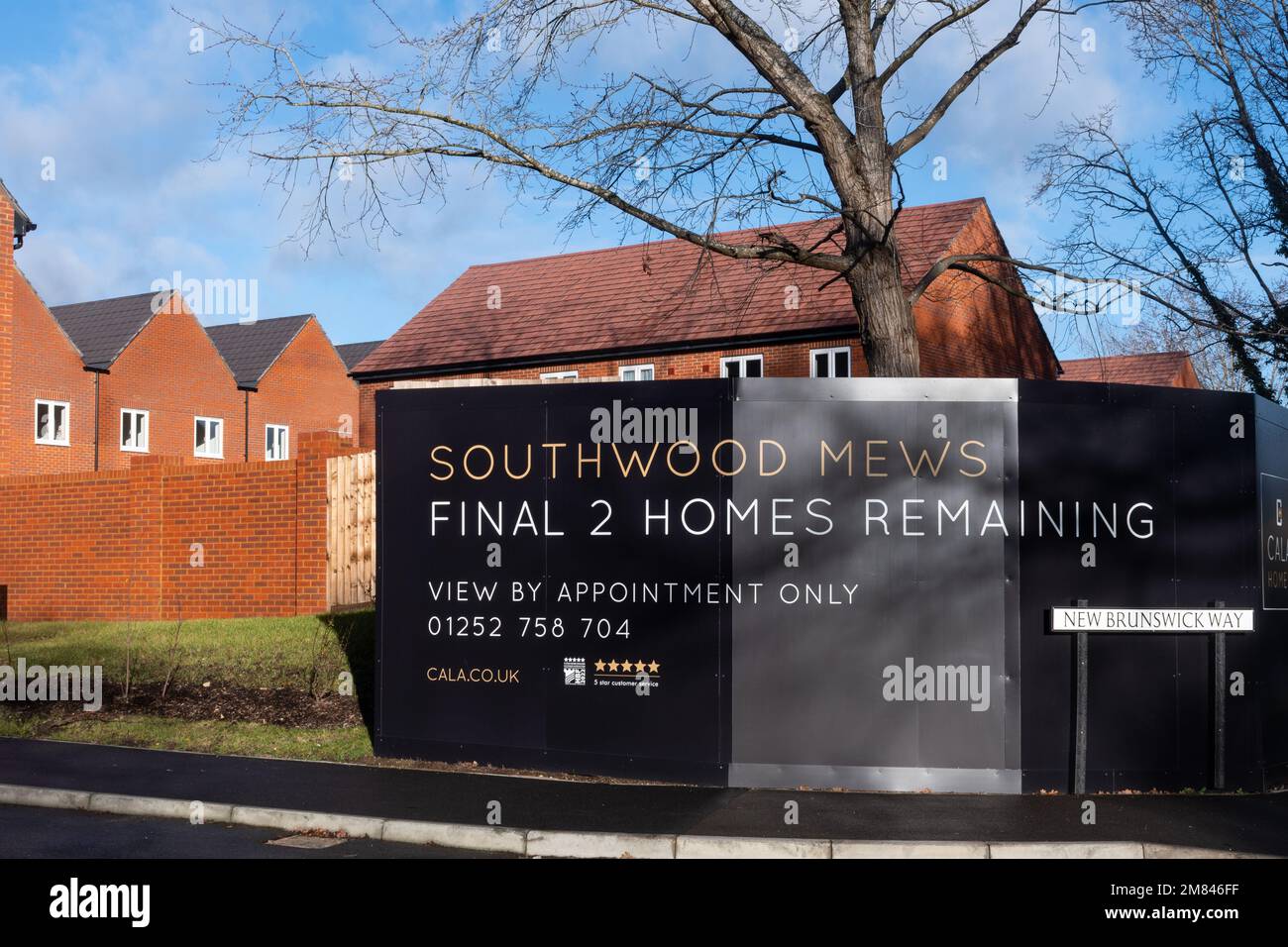 New Houses, Cala Homes Wohnungsbau namens Southwood Mews in Farnborough Town, Hampshire, England, Großbritannien, Januar 2022 Stockfoto