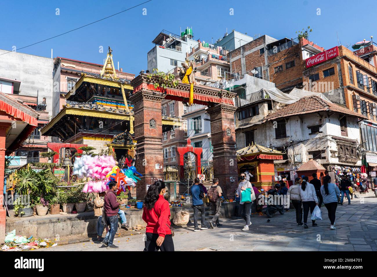 Kathmandu, Nepal - 5. Dezember 2022 - Besucher des Durbar-Platzes, einem Komplex aus Tempeln und offenen Plätzen. UNESCO-Weltkulturerbe. Stockfoto