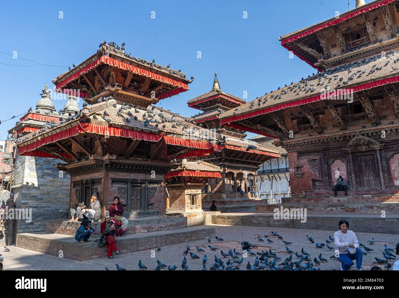 Kathmandu, Nepal - 5. Dezember 2022 - Besucher des Durbar-Platzes, einem Komplex aus Tempeln und offenen Plätzen. UNESCO-Weltkulturerbe. Stockfoto