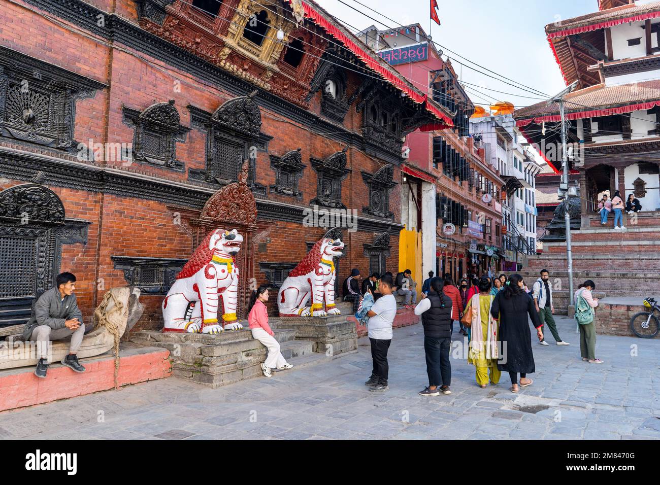 Kathmandu, Nepal - 5. Dezember 2022 - Besucher des Durbar-Platzes, einem Komplex aus Tempeln und offenen Plätzen. UNESCO-Weltkulturerbe. Stockfoto