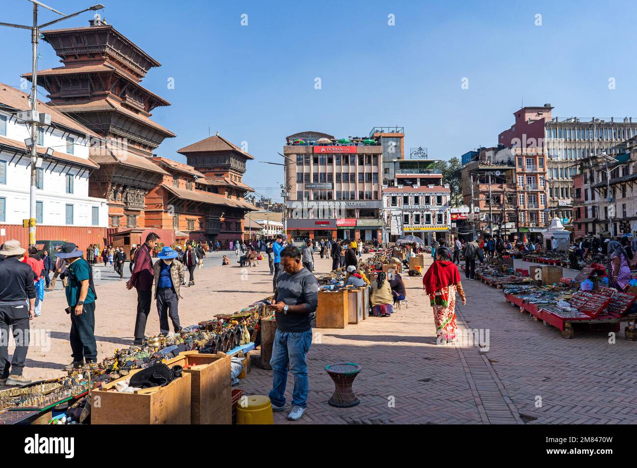 Kathmandu, Nepal - 5. Dezember 2022 - Besucher des Durbar-Platzes, einem Komplex aus Tempeln und offenen Plätzen. UNESCO-Weltkulturerbe. Stockfoto