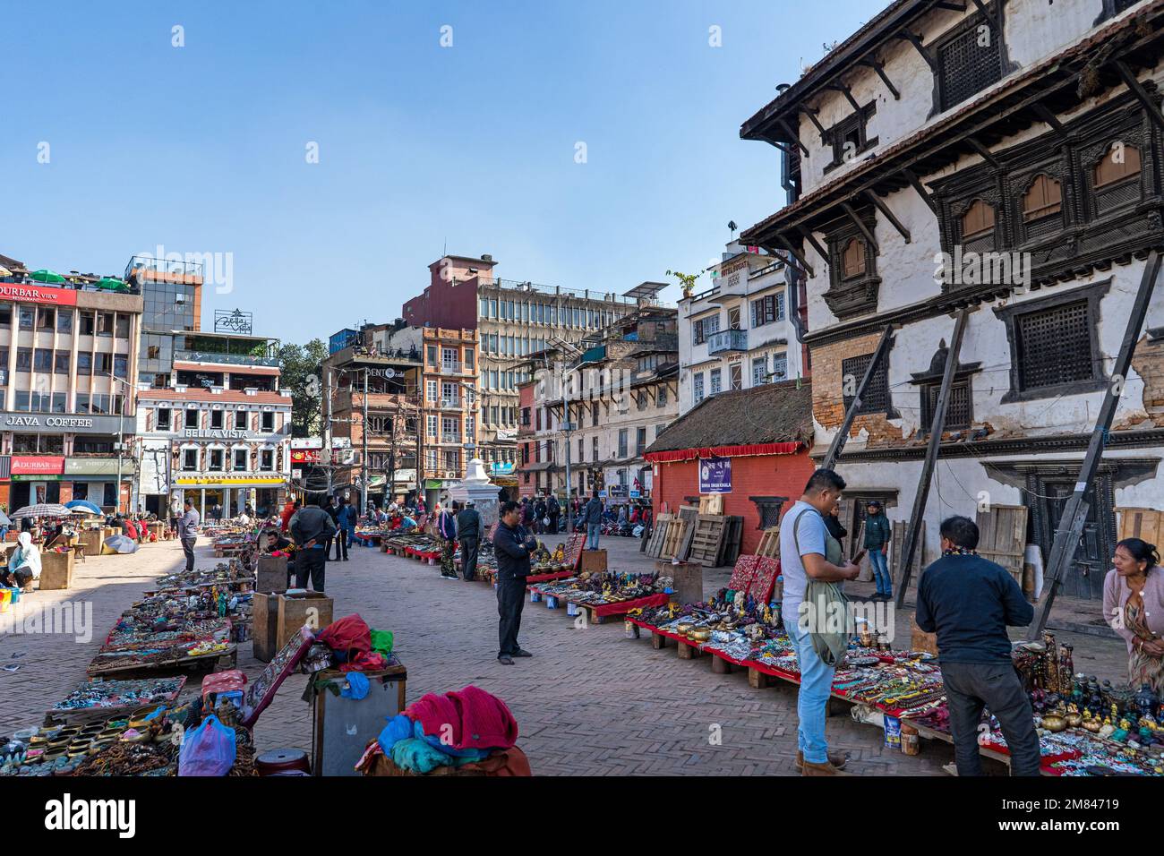 Kathmandu, Nepal - 5. Dezember 2022 - Besucher des Durbar-Platzes, einem Komplex aus Tempeln und offenen Plätzen. UNESCO-Weltkulturerbe. Stockfoto