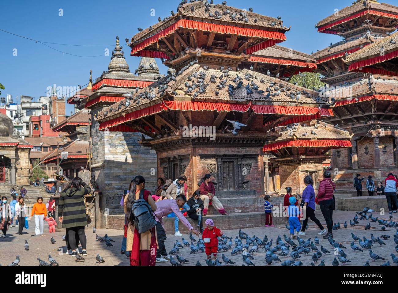 Kathmandu, Nepal - 5. Dezember 2022 - Besucher des Durbar-Platzes, einem Komplex aus Tempeln und offenen Plätzen. UNESCO-Weltkulturerbe. Stockfoto