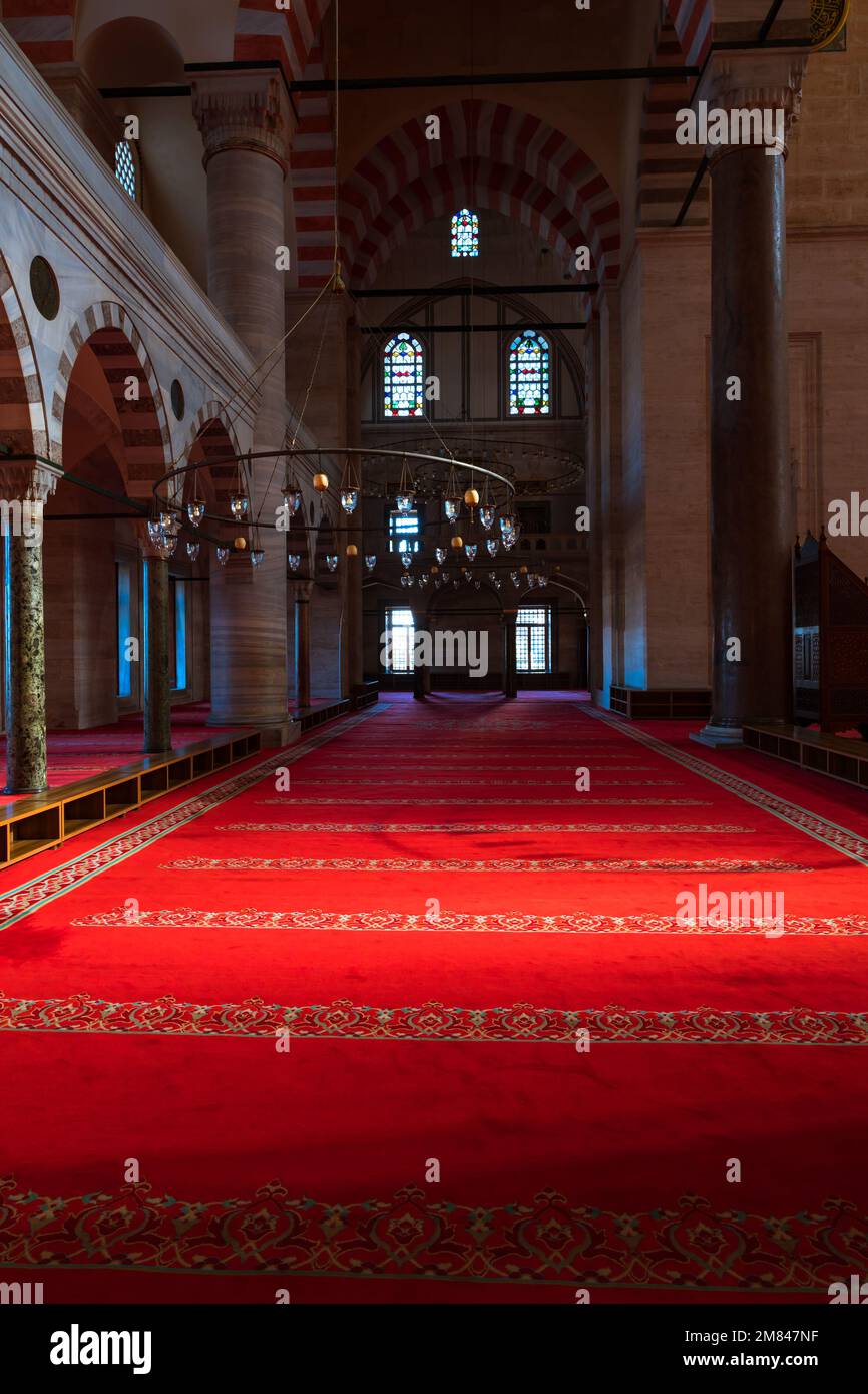 Blick auf die Suleymaniye-Moschee mit Sonnenlicht. Islamisches Hintergrundfoto. Istanbul Turkiye - 10.27.2022 Stockfoto