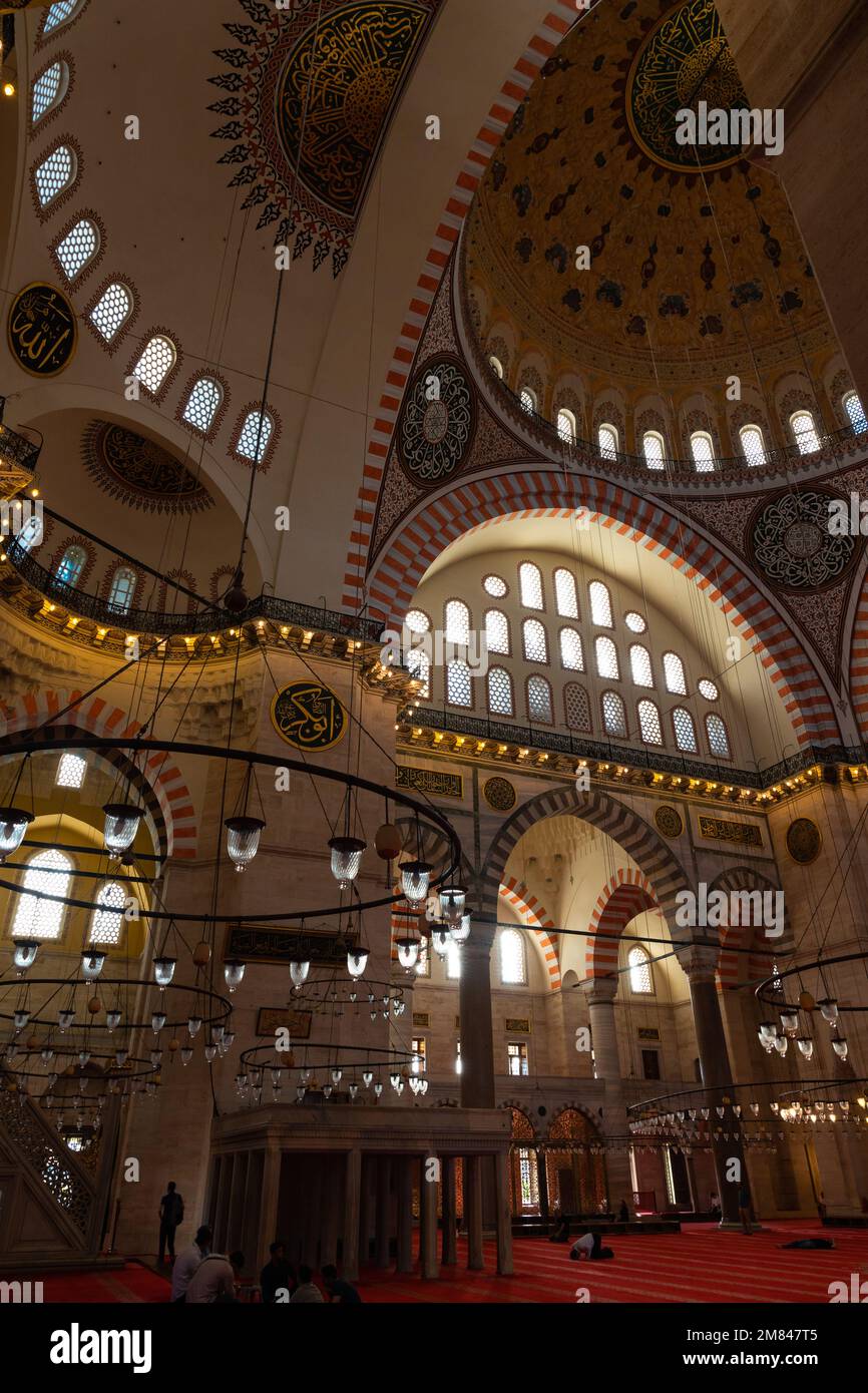 Innenansicht der Suleymaniye-Moschee in Istanbul. Osmanische Architektur oder islamisches vertikales Hintergrundbild. Istanbul Turkiye - 9.30.2022 Stockfoto