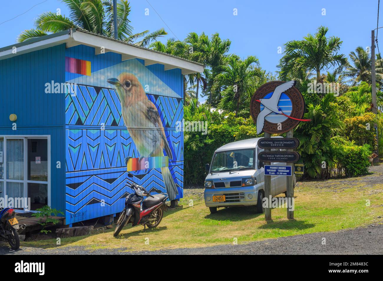 Büros des nationalen Umweltdienstes auf Rarotonga, Cookinseln. Der an der Wand gemalte Vogel ist ein Kakerori, der Rarotonga Fliegenfänger Stockfoto