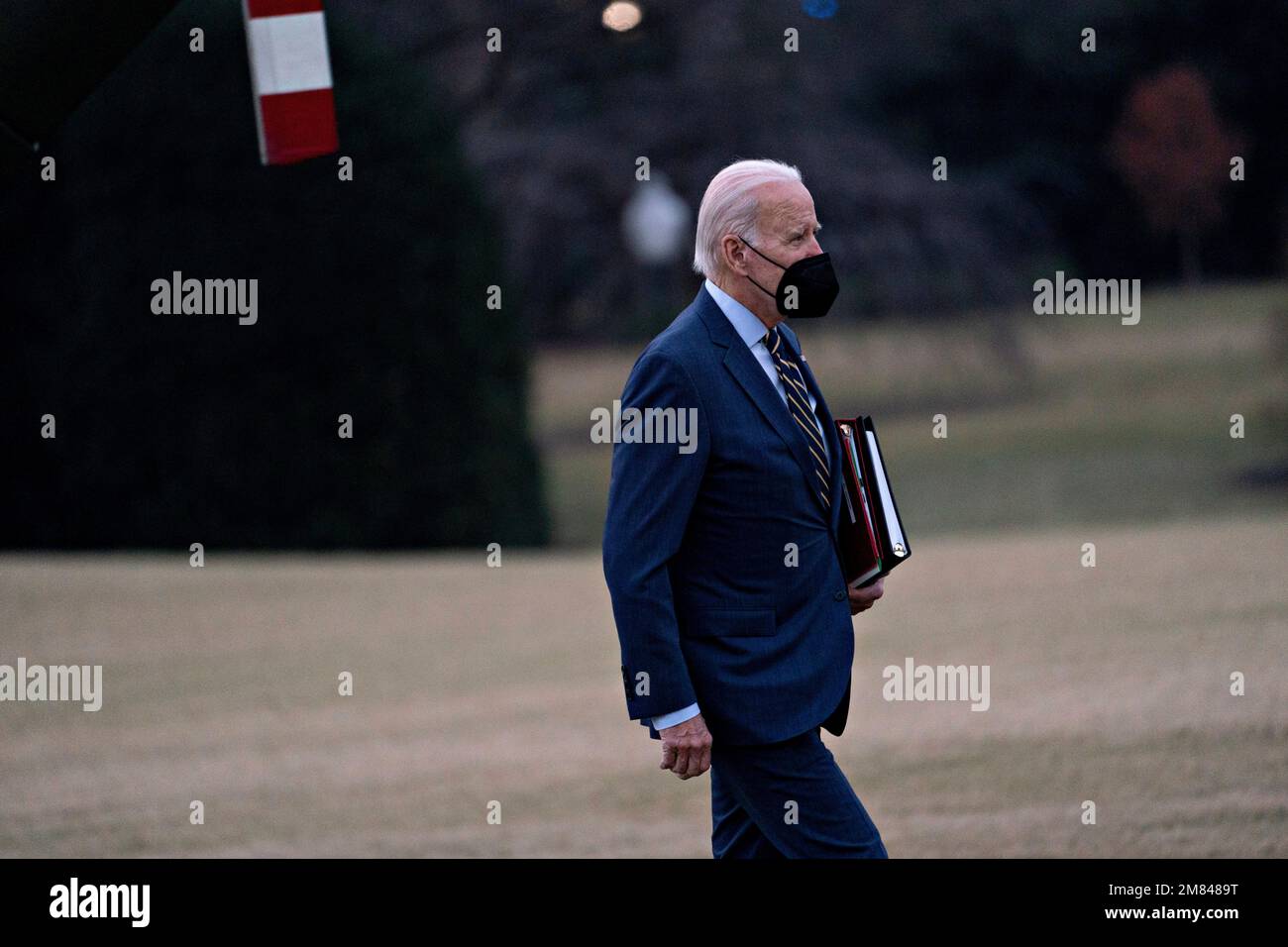 Washington, DC, USA. 11. Januar 2023. US-Präsident Joe Biden begibt sich auf dem südlichen Rasen des Weißen Hauses nach einer Ankunft auf Marine One, nachdem er die First Lady Dr. Jill Biden am Mittwoch, den 11. Januar, zum Walter Reed National Military Medical Center in Washington, DC, USA begleitet hat. 2023. Die First Lady wurde operiert, um drei Hautläsionen zu entfernen, von denen mindestens zwei krebserregend waren, laut einem Memo des Arztes im Weißen Haus. Kredit: Andrew Harrer/Pool über CNP/dpa/Alamy Live News Stockfoto