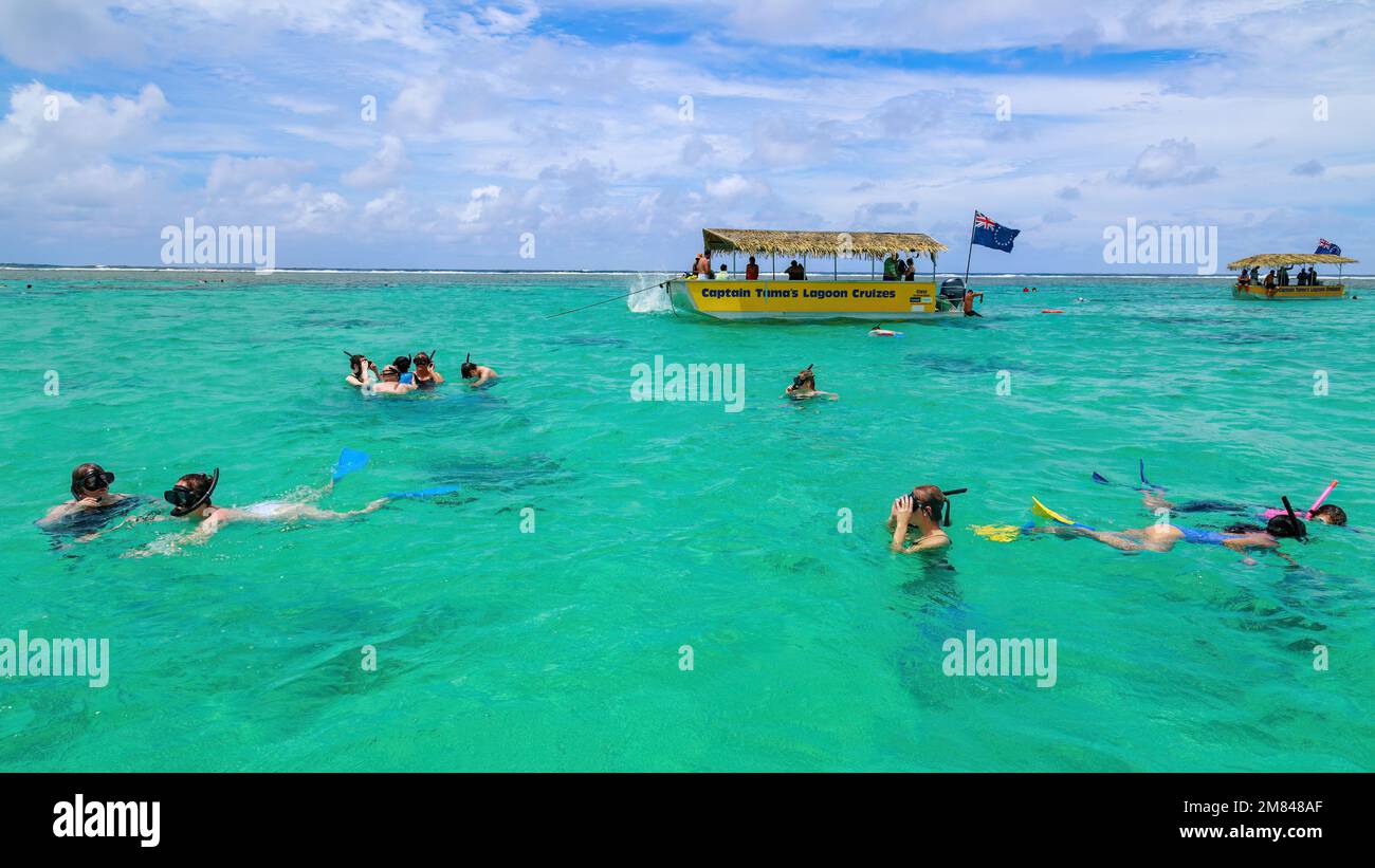 Schnorcheln im türkisfarbenen Wasser einer tropischen Lagune (Muri Lagoon, Rarotonga, Cook Islands) Stockfoto