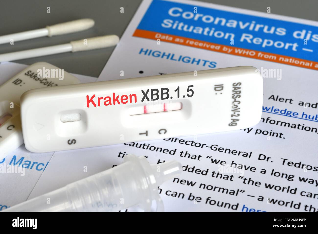 SARS‑CoV‑2 Antigen-Testkit für Selbsttests mit positivem Ergebnis und Text Kraken XBB.1,5. Nahaufnahme. Konzept der neuen Covid 19 Kraken Variante Stockfoto