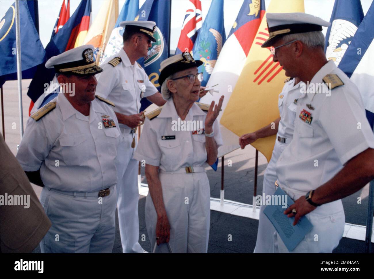 Flottillenadmiral Grace M. Hopper, Sonderassistentin des Kommandos zur Automatisierung von Marinedaten, spricht mit Konteradmiral John W. Nyquist, Direktor für Surface Combat Systems, Büro des LEITERS der Marineeinsätze, Und Konteradmiral Paul E. Sutherland Jr., Commander, Naval Data Automation Command, Washington, District of Columbia, während des Aufbruchs des Grace M. Hopper Navy Regional Data Automation Center. Captain C. T. Smith, der kommandierende Offizier des Navy Regional Data Automation Center, steht im Hintergrund. Basis: Marine Air Station, North Island State: California (CA) Country: United Stockfoto