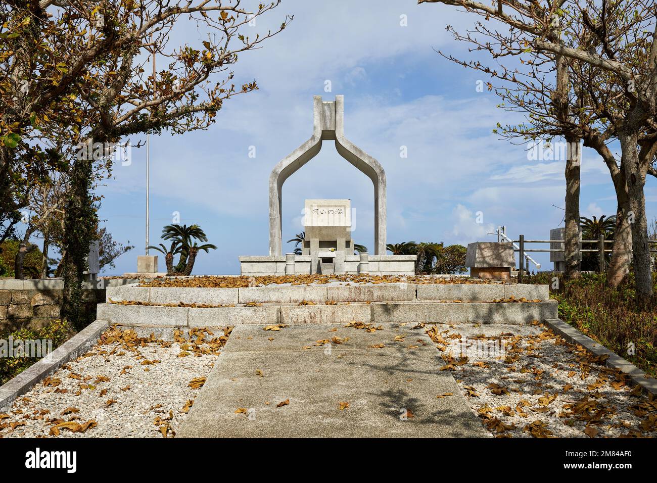 Okayama Tower (岡山の塔), Okayama Präfektur Denkmal für die Kriegstoten (errichtet 1965); Okinawa Friedenspark, Itoman, Okinawa, Japan Stockfoto