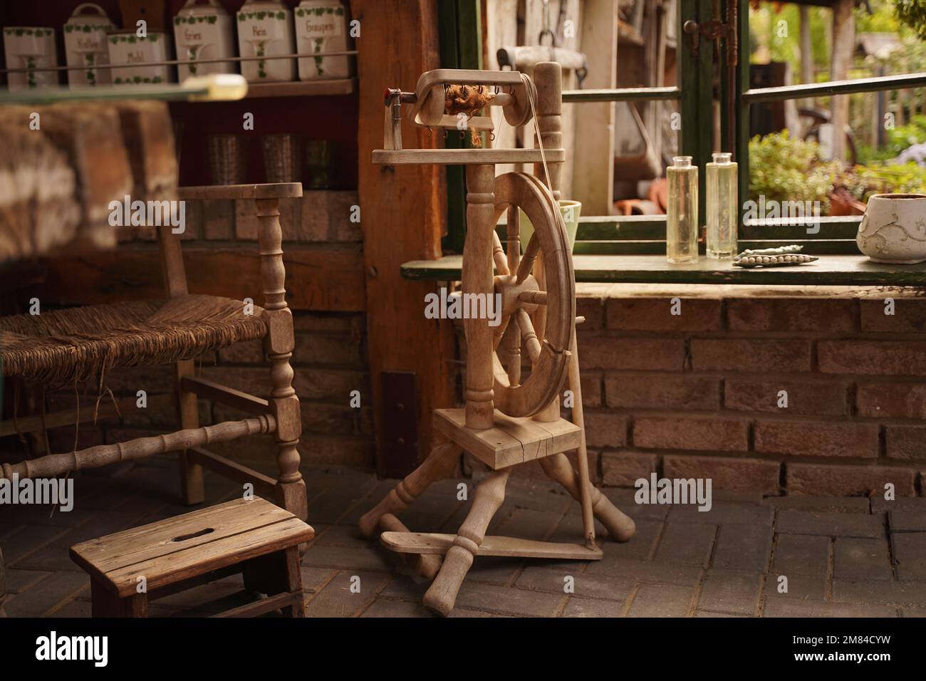 Eine Holzspindel steht in einem alten Haus Stockfoto