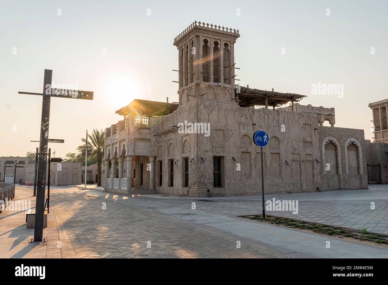 Das Alte Dubai. Traditionelle arabische Straßen im historischen Al Fahidi-Viertel, Al Bastakiya. Dubai, Vereinigte Arabische Emirate. Stockfoto