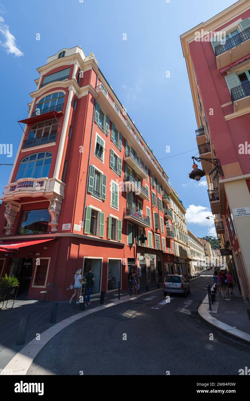 Nizza, Frankreich - 12. August 2018: Schöner Blick auf die Altstadt, Leute gehen an einem sonnigen Sommertag in die Rue Alexandre Mari, vertikales Foto Stockfoto