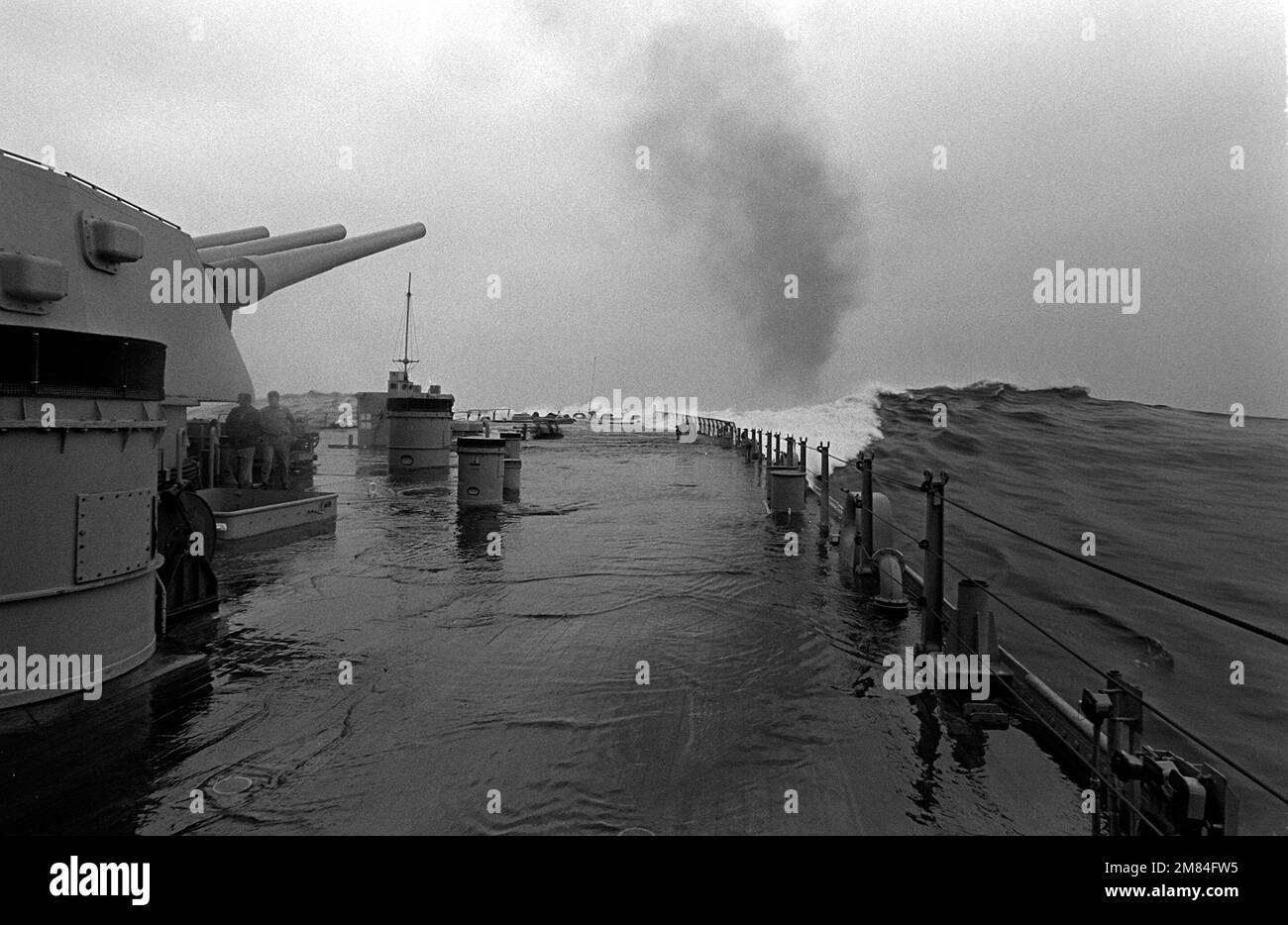 Bei Hochleistungsmanövern in flachen Gewässern fließt Wasser über das Fantail des Schlachtschiff USS IOWA (BB-61). Basis: Chesapeake Bay Bundesstaat: Virginia (VA) Land: Vereinigte Staaten von Amerika (USA) Stockfoto