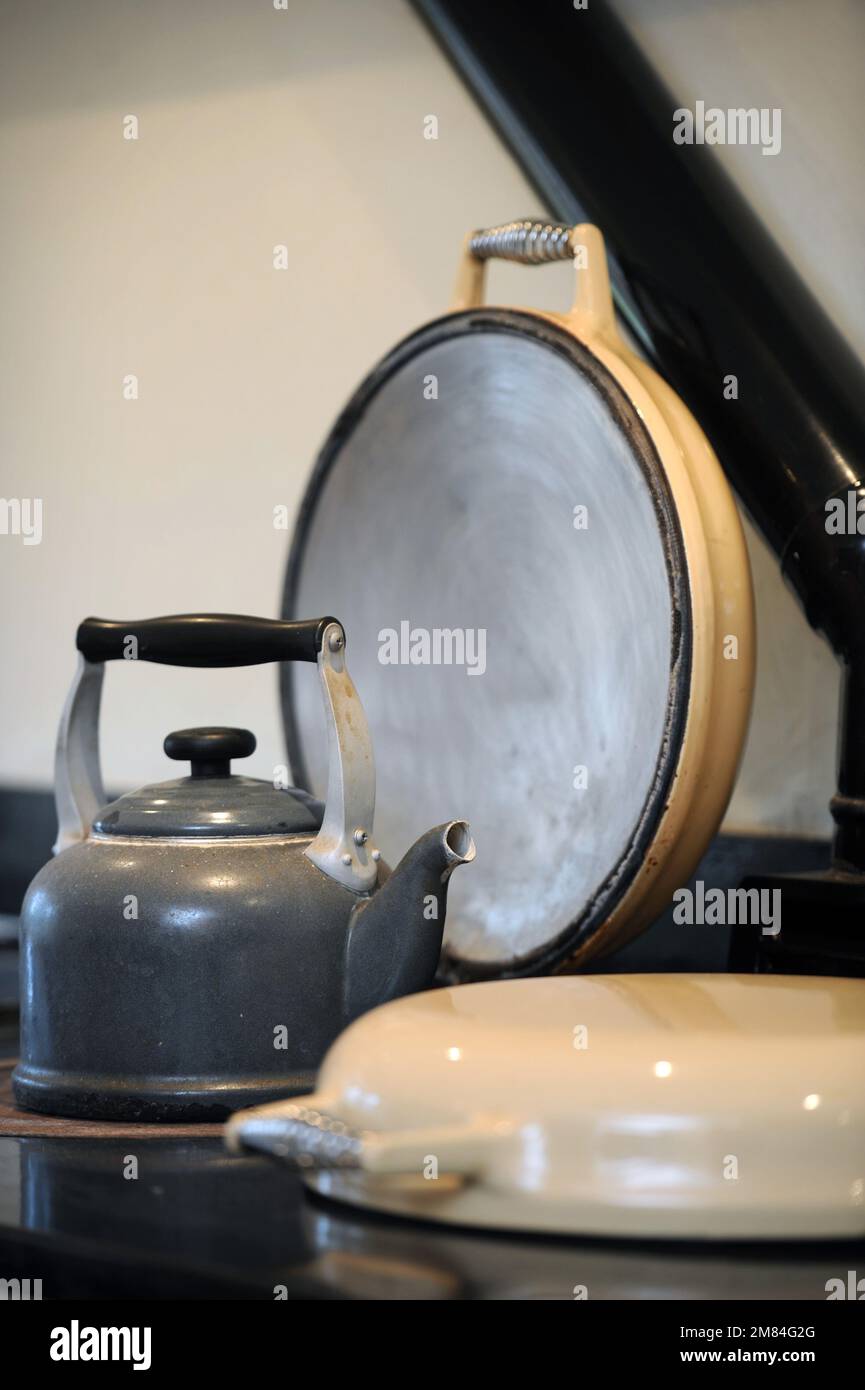 Ein Wasserkocher auf der Aga in der Küche. Stockfoto