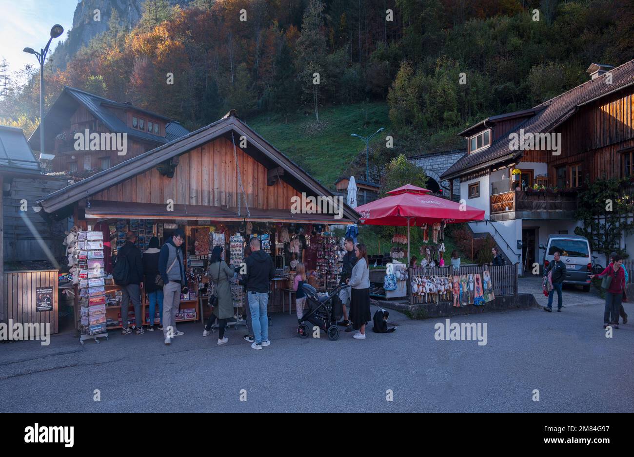 Blick auf einen Souvenirladen auf den Straßen, der Winterkleidung, bunte Magnete, Stoffspielzeug und Sammlerstücke verkauft, die in Hallstatt, Österreich, gefangen wurden. Stockfoto
