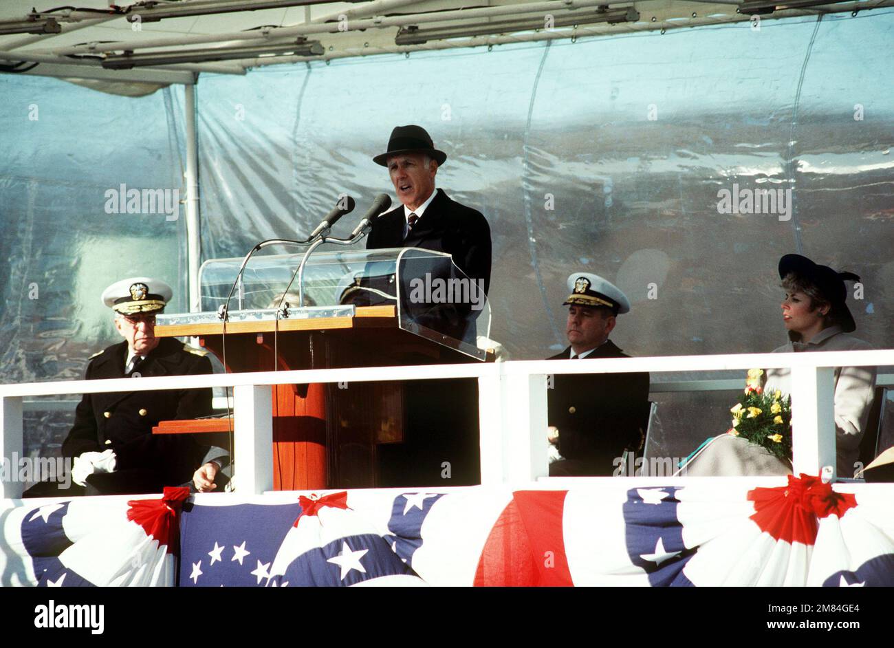 Arthur M. Barton, Vice President, Electric Boat Division, General Dynamics, spricht während der Inbetriebnahme des nuklearbetriebenen Angriffs-U-Boots USS PITTSBURGH (SSN 720). Von links sitzen: Vizeadmiral Bernard M. Kauderer, Befehlshaber der U-Boot-Streitkräfte der US-Atlantikflotte; Konteradmiral Thomas W. Evans, stellvertretender Befehlshaber, Anti-U-Boot-Kriegsführung und Unterwassersysteme, und Sponsor Carol H. Sawyer. Basis: Marine-U-Boot-Basis, New London Bundesstaat: Connecticut (CT) Land: Vereinigte Staaten von Amerika (USA) Stockfoto