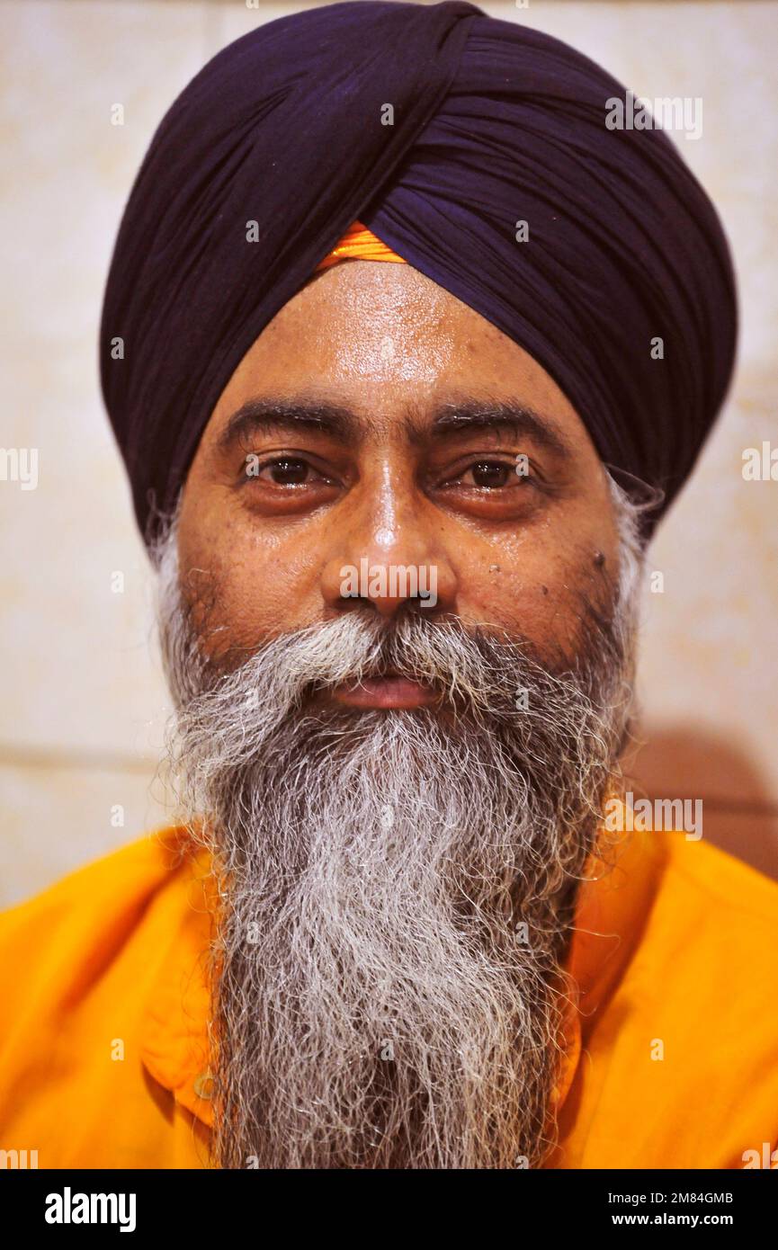 Sikh-Mann im Gurudwara-Tempel - Neu-Delhi, Indien Stockfoto