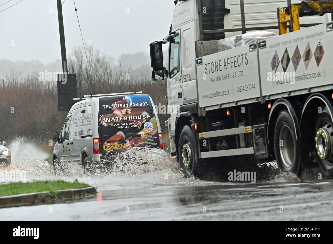 Nord-Somerset. Großbritannien, 11/01/2023, Cars Vans Motorrad, alle ertappt, als die Straße an der A370. Ecke der Rhodyate Lane in North Somerset stark überflutet wurde. Bildnachweis: Robert Timoney/Alamy Live News Stockfoto