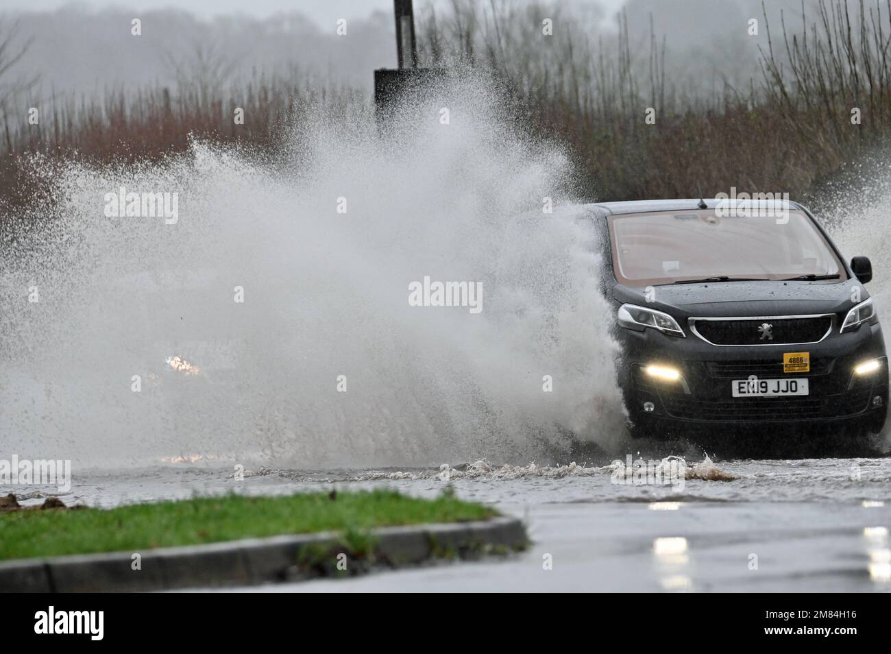 Nord-Somerset. Großbritannien, 11/01/2023, Cars Vans Motorrad, alle ertappt, als die Straße an der A370. Ecke der Rhodyate Lane in North Somerset stark überflutet wurde. Bildnachweis: Robert Timoney/Alamy Live News Stockfoto