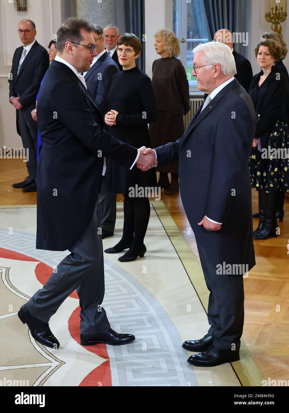 Der deutsche Präsident FrankWalter Steinmeier begrüßt den ukrainischen