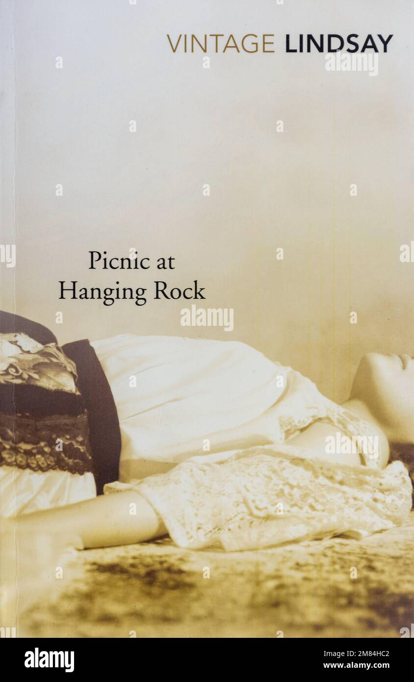 Picknick auf dem Taschenbuch-Cover von Hanging Rock, einem Roman von Joan Lindsay Stockfoto