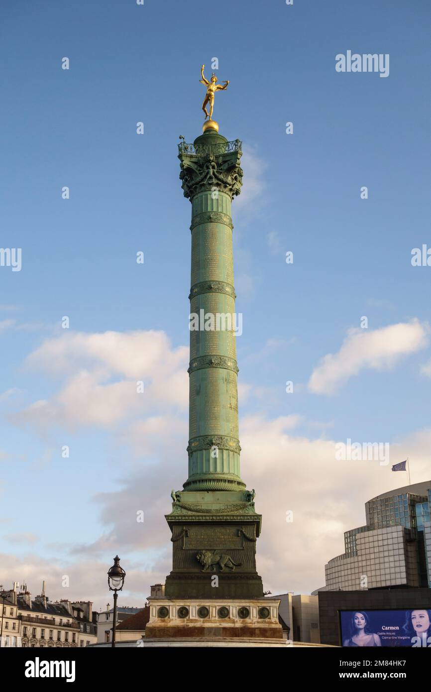 Die Säule vom 47m. Juli auf dem Place de la Bastille in Paris erinnert an die Revolution von 1830 und wird von einer vergoldeten Statue, dem Geist der Freiheit, überzogen Stockfoto