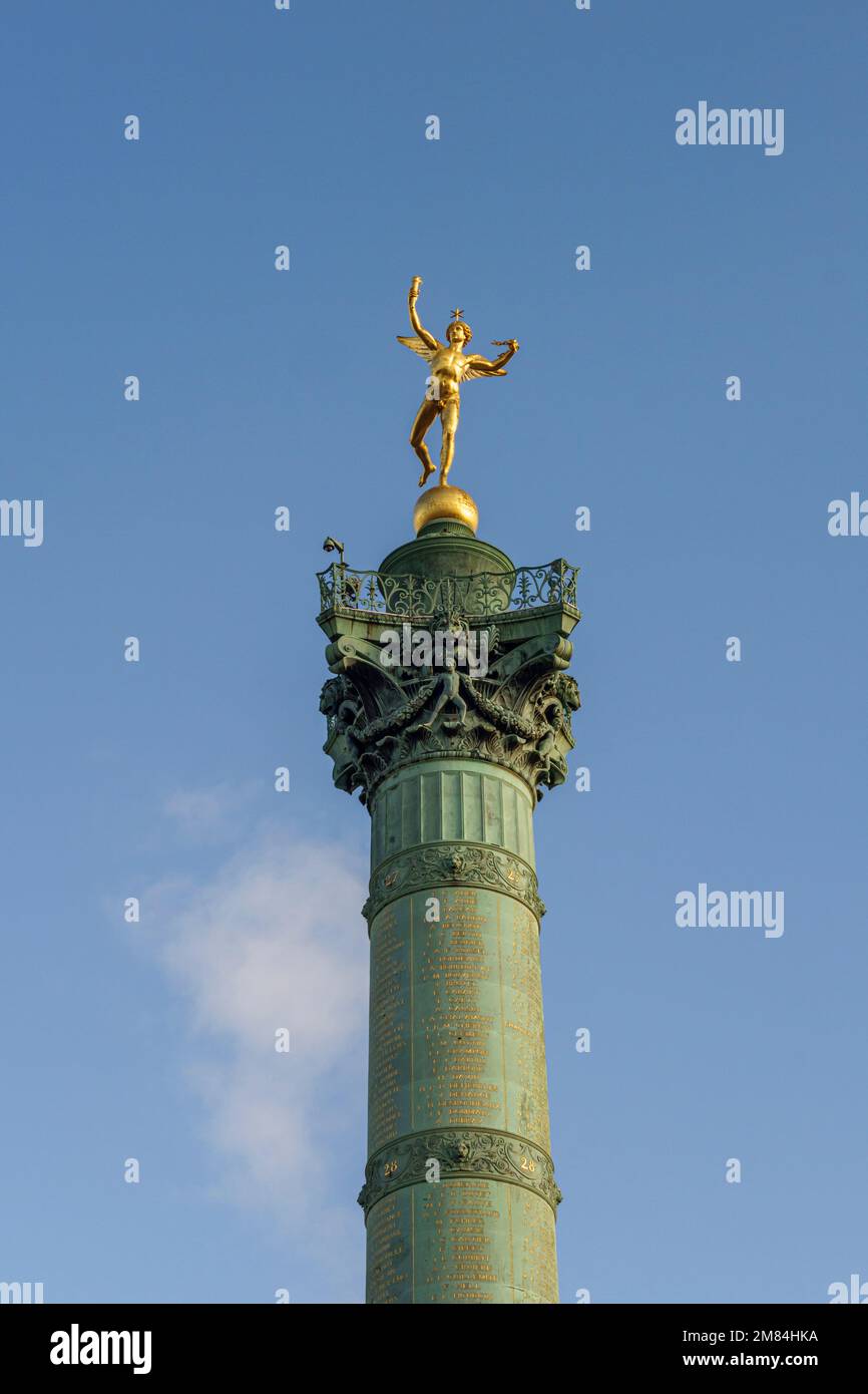 Die Säule vom 47m. Juli auf dem Place de la Bastille in Paris erinnert an die Revolution von 1830 und wird von einer vergoldeten Statue, dem Geist der Freiheit, überzogen Stockfoto