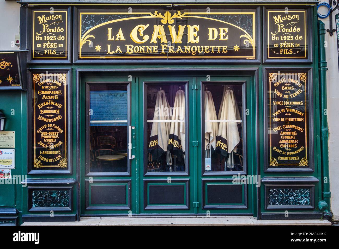 Die Vorderseite der La Cave de la Bonne Franquette, ein traditionelles altes französisches Restaurant im Herzen von Montmartre, Paris, Frankreich Stockfoto
