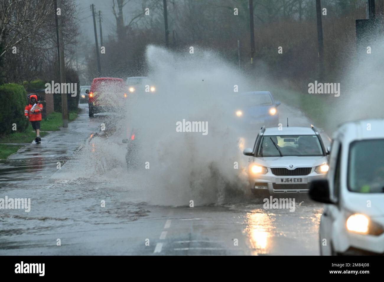 Cars Vans Motorrad wurde alle erwischt, als die Straße an der A370. Ecke der Rhodyate Lane in North Somerset stark überflutet wurde. Bildnachweis: Robert Timoney/Alamy Live News Stockfoto