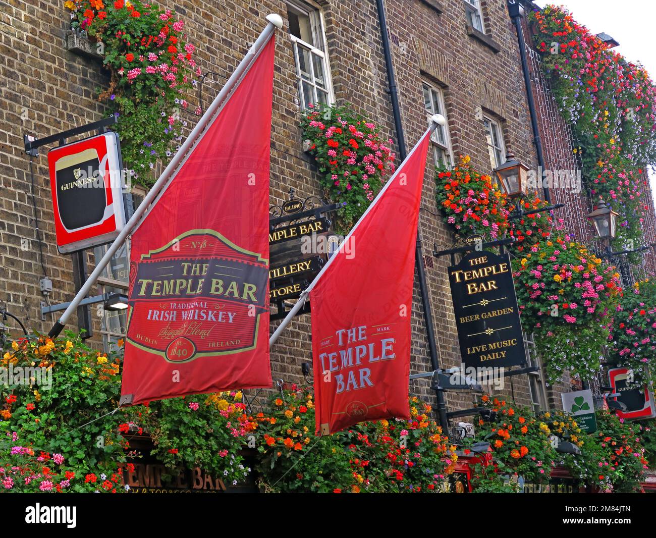 Flaggen vor der Temple Bar, Dublin, Est 1840, 47-48 Temple Bar, Dublin 2, D02 N725, Irland Stockfoto