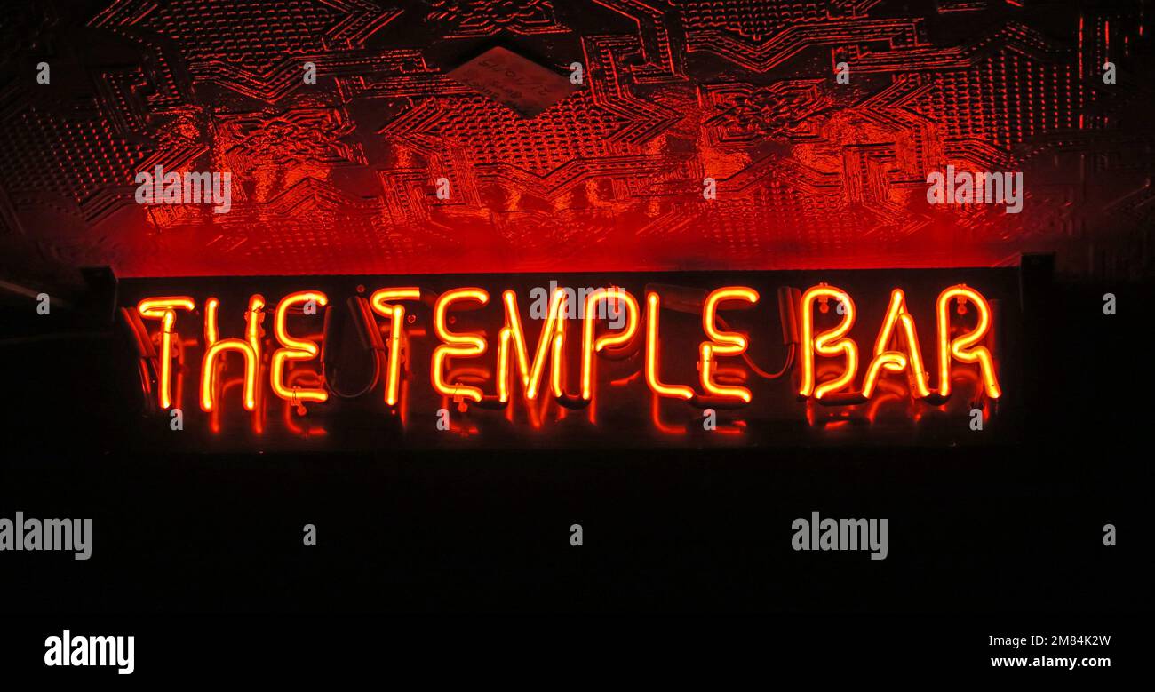 Orangefarbenes Neonschild an der Temple Bar, Dublin, Est 1840, 47-48 Temple Bar, Dublin 2, D02 N725, Irland Stockfoto