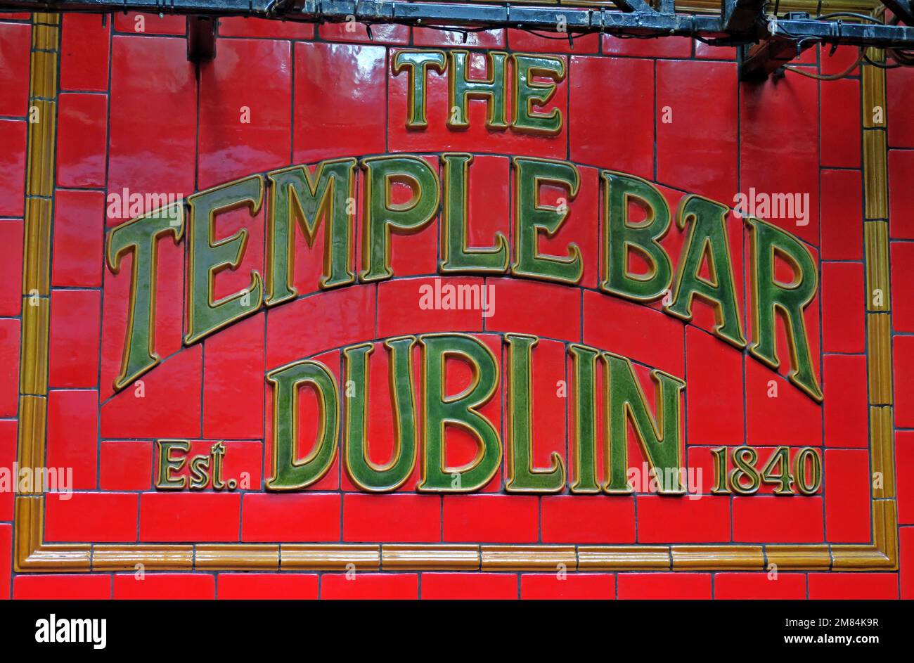 Rot-grüne geflieste Wand an der Temple Bar, Dublin, Est 1840, 47-48 Temple Bar, Dublin 2, D02 N725, Irland Stockfoto